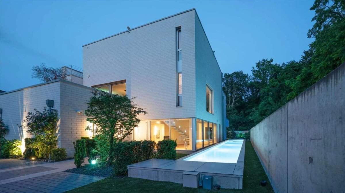 Ferienhaus in Duisburg: The Hidden Lakehouse – Ferienvilla am See mit Pool und Sauna bei Düsseldorf